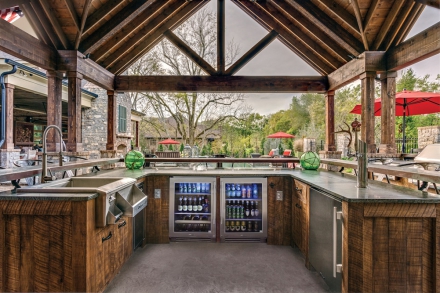 Outdoor Kitchen Appliance Essentials: Designing Your Custom Luxury Patio