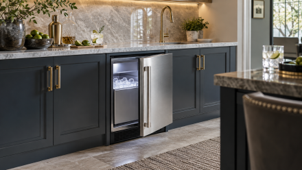 Built-In Ice Makers vs Freezer Ice: Planning Clear Ice for Luxury Kitchens and Home Bars